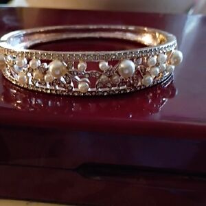 Elegant Pearl and Crystal Bracelet